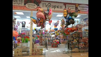 Продавец в магазин подарки и воздушные шарики