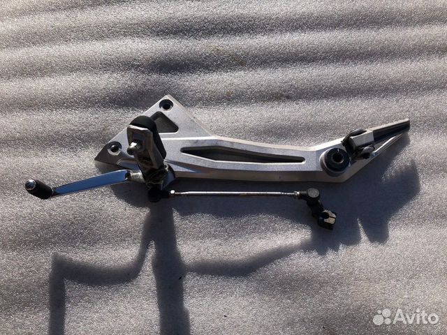 Kawasaki Z1000 2006 левый кронштейн ножек