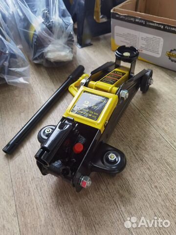 Домкрат подкатной гидравлический 2.т