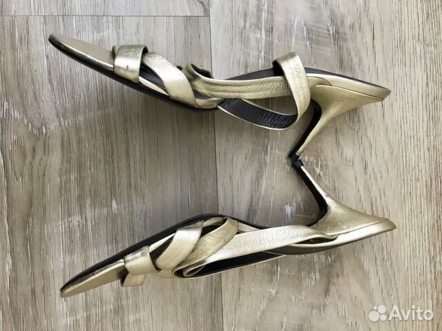 Золотистые босоножки Donna Karan (пр-во Италия) Золотистые босоножки Donna Karan (пр-во Италия)