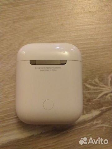 Зарядка/кейс для наушников Apple AirPods