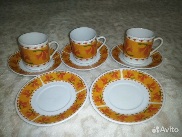 Кофейные чашки с блюдцами