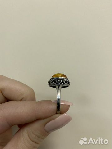 Серебряное кольцо с янтарем