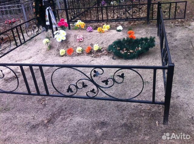 Оградки на могилу плазменной резки. Оградки с мраморными столами. Кованые могильные ограды. Ограда на могилу тамбов. Металлические ограды для могил рко 51.