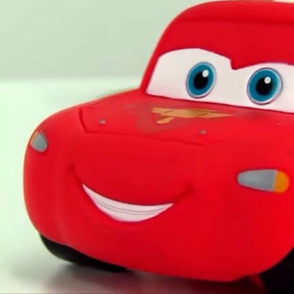 Машин красная машинка. Машинки с глазками. Красная машинка. Красная машинка мультяшная.