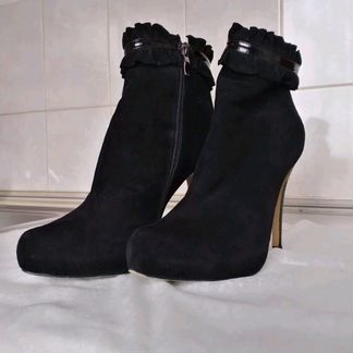 Стильные замшевые ботильоны
