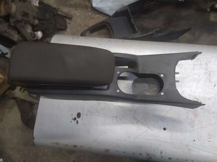 Подлокотник Mitsubishi Carisma