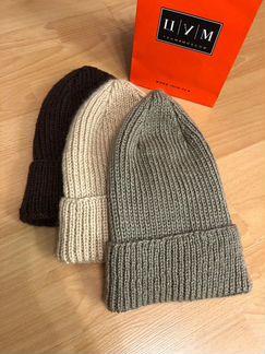 Шапка с отворотом с удлиненной красивой макушкой