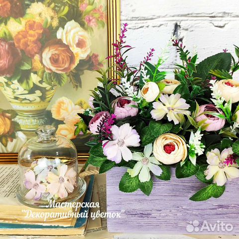 Ящик с искусственными цветами