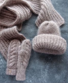 Шапочки и наборы из мохера ручной вязки