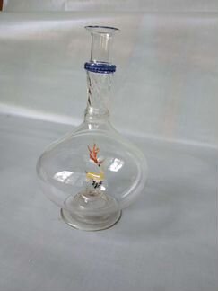 Стеклянный графин с оленем внутри