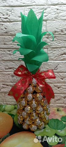 Ананас из конфет и шампанского