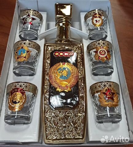 Графин-штоф и 6 стопок с символикой СССР
