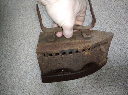 Старый утюг на углях