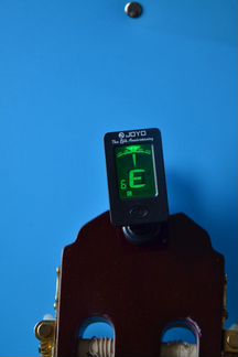 Тюнер для настройки гитары, укулеле и др