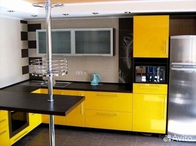 Желтая кухня с барной стойкой