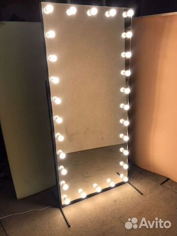 Гримерное зеркало с лампочками