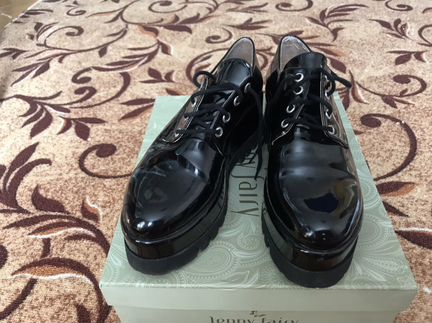 Женские лаковые ботинки