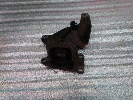 Кронштейн двигателя правый в сборе с подушкой