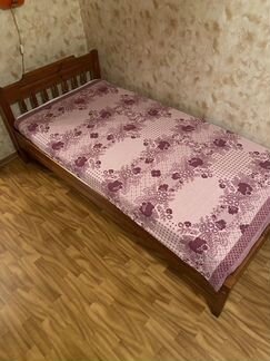 Кровать с матрацем и простыней