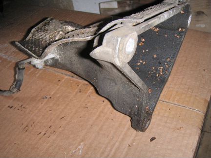 Кронштейны крепления 4цил мотора VW Passat b5