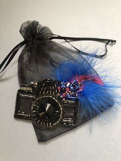 Брошь (кожа)