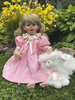 Куколка коллекционная от Fayzah Spanos