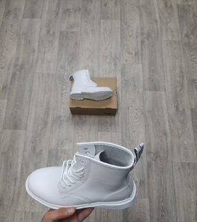 Ботинки dr. Martens белые без меха женские