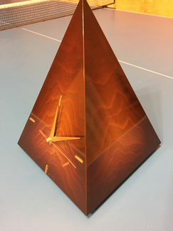 Часы-пирамида