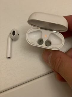 Apple airpods первые (без одного наушника)