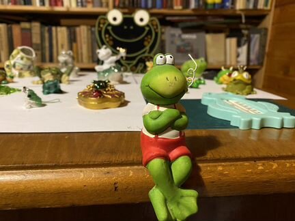 Лягушки статуэтки, игрушки, шкатулка разные