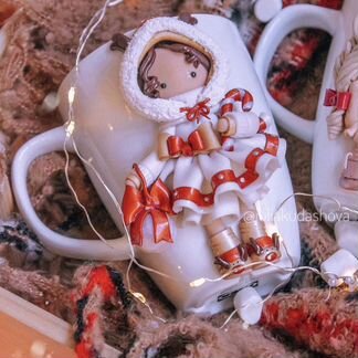 Кружка с декором из полимерной глины девочка новог