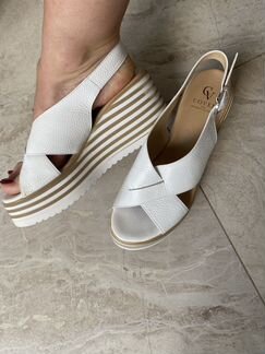 Сандалии новые