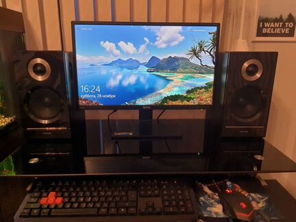 Компьютер в комплекте с монитором и звуком