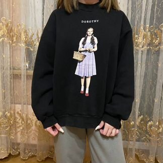 Чёрный свитшот с принтом dorothy