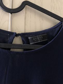 Приталенное платье Guess