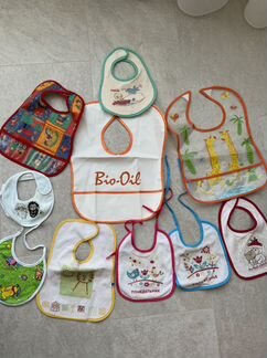 Посуда для кормления + фартуки + бутылки + соски