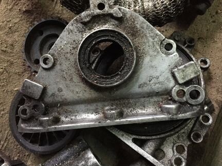 Крышка коленвала передняя 056103153 VW Audi