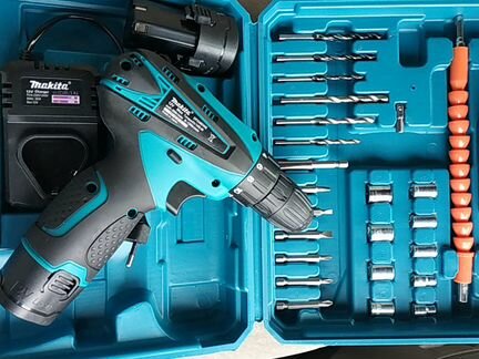 Шуруповерт makita в кейсе с насадками