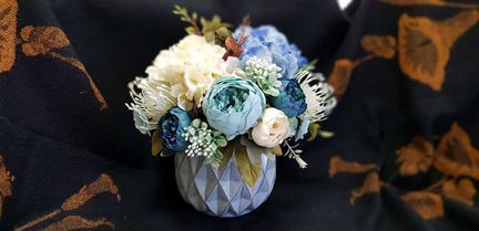 Интерьерная композиция из искусственных цветов