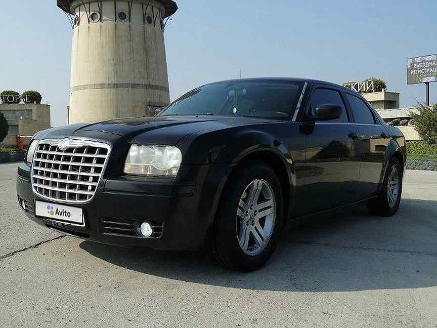 Крайслер с пробегом на авито. Chrysler 300c 2005 черный. Chrysler 300c Black. Chrysler 300c черный. Крайслер 300с 2005 ключ.