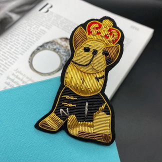 Брошь собачка с короной канитель