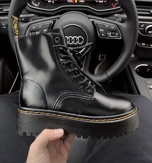 Чёрные ботинки на высокой подошве