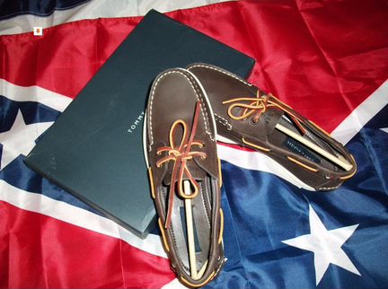 Кожаный топ Tommy Hilfiger и слипоны DC Shoes USA