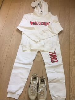 Спортивный костюм и кеды
