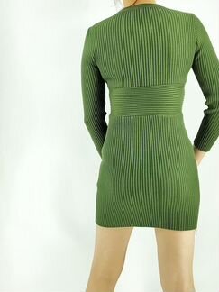 Обтягивающее вязаное платье с вырезом