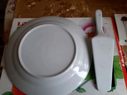 Тортовница с лопаткой