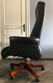 Кресло кабинетное с подлокотниками экокожа/дерево