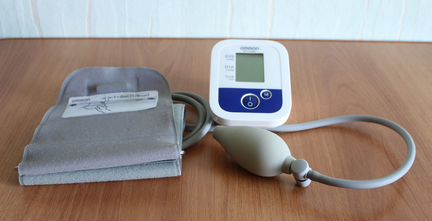 Тонометр Omron M1 Compact