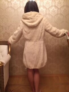 Красивая белая норковая шуба с капюшоном